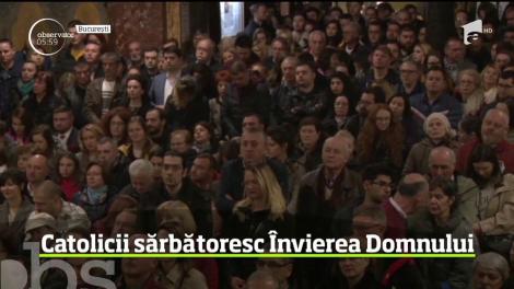 Catolicii sărbătoresc Paștele. Imagini de la slujba de Înviere