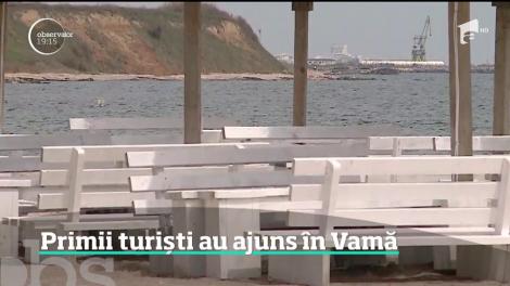 Mai sunt trei zile până la minivacanţă, dar la malul mării au apărut primii turişti