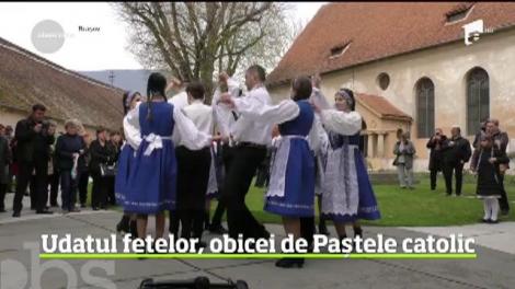 În timp ce ortodocşii sunt încă în căutarea mielului de Paşte, pentru catolici a fost a doua zi a sărbătorii Învierii Domnului