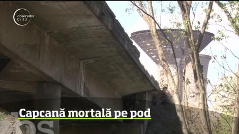 Un pod din Hunedoara e o capcană uriaşă pentru localnici şi pentru oamenii care ajung în zonă
