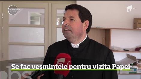 Se fac veșmintele pentru vizita Papei
