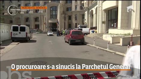 O procuroare s-a aruncat în gol de la un etajul al cincilea al instituţiei