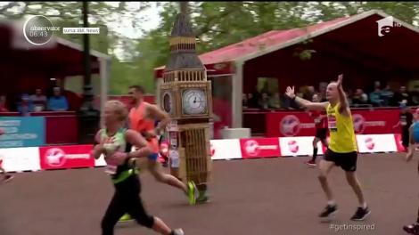Un bărbat care a alergat cu brio toţi cei 42 de km ai competiţiei, îmbrăcat într-un costum reprezentând ceasul Big Ben, a întâmpinat cele mai mari dificultăţi tocmai la final