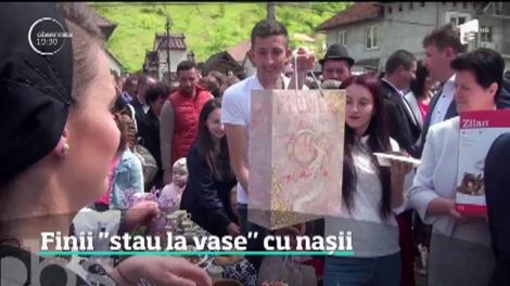 În a doua zi de Paşte, într-o comună din Alba se stă la vase. Este un obicei vechi care îi apropie pe fini de naşi