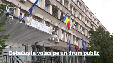 Cursa extrem de periculoasă. O fetiţă de niciun an este pusă de părinţi să conducă o maşină!