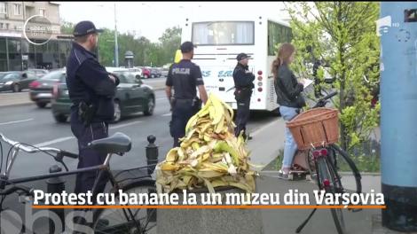 Protest cu banane în faţa Muzeului Naţional de Artă din capitala Poloniei