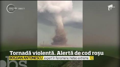 Cod roșu! O tornadă cu o forţă uriaşă a declanşat alerta în Drajna, judeţul Călăraşi. Un autocar aflat în apropierea tornadei s-a răsturnat