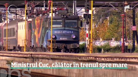 Răzvan Cuc, călător în trenul spre mare. La coborâre, uşa pe care trebuia să iasă Ministrul Transporturilor s-a blocat!