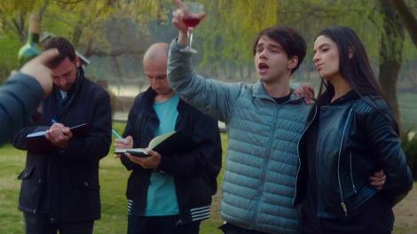 Petru, Ioan, Alex și Costică sărbătoresc nunta în avans cu multe sticle de vin. Cei patru s-au îmbătat criță