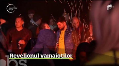 Plaja din Vamă a fost plină, mii de petrecăreţi au venit să sărbătorească revelionul vamaioţilor
