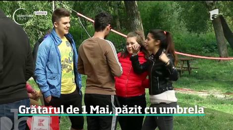Micul de 1 Mai a stat sub semnul vremii rele. Românii au păzit grătarul cu umbrela şi tot nu au abandonat petrecerile