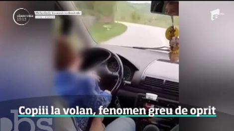 Lecţie de inconştienţă predată de un tată fiului său! Copilul de 5 ani este filmat în timp ce conduce un bolid într-o parcare