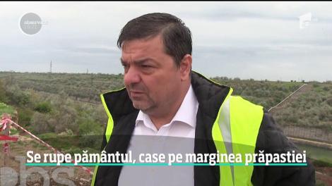 Localnicii, dintr-o localitate din Constanţa, se tem că un mal întreg pe care se află zeci de case se va prăbuşi în Canalul Dunăre-Marea Neagră