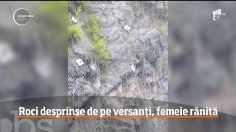 Momente de groază pe Defileul Jiului! Pasagera unei maşini a fost rănită de o bucată de stâncă desprinsă de pe versant