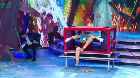 Masca Pinocchio. Antonia: Cred că se duce la sală...