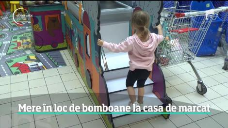 Copiii vor fi feriţi de tentaţii în marile magazine. Bomboanele, ciocolatele şi napolitanele ar putea fi interzise în apropierea caselor de marcat