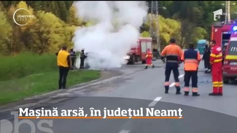O maşină a fost cuprinsă de flăcări în localitatea Straja din judeţul Neamţ!