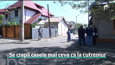 Zece familii din Galaţi se tem să mai stea în propriile case. Locuinţele li se descompun în bucăţi