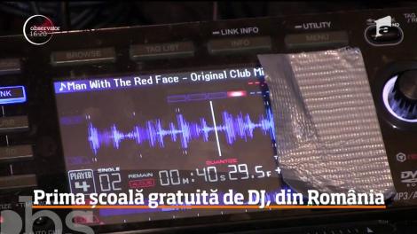 Zeci de iubitori de muzică electronică au şansa să-şi transforme pasiunea în carieră cu ajutorul cursurilor gratuite de la şcoala de DJ-i