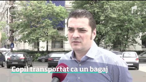 Un copil de doar câţiva ani a fost filmat în trafic în timp ce era transportat, deasupra portbagajului