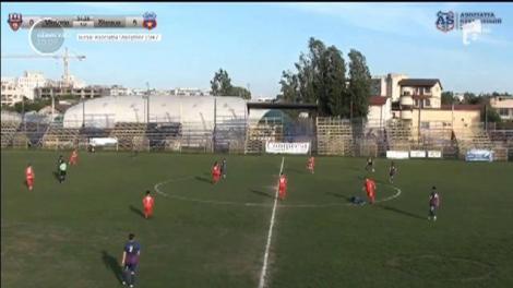 Bătaie pe terenul de fotbal. Un fotbalist de la CSA Steaua a fost lovit brutal de un adversar de la echipa Victoria