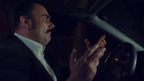 Orlando (Ștefan Bănică) își impresionează partenera de tratament cu franceza de baltă: „Nu mie, tâmpitule, doamnei!”