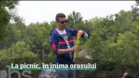 Sute de bucureşteni aleg să-şi petreacă timpul liber la un picnic urban, într-o grădină din oraş