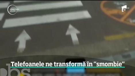 "smombie", oamenii care umblă pe stradă cu ochii în telefonul mobil