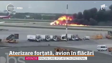 45 de oameni şi-au pierdut viaţa pe un aeroport din Moscova, după ce avionul în care se aflau a aterizat de urgenţă şi a fost cuprins de flăcări!