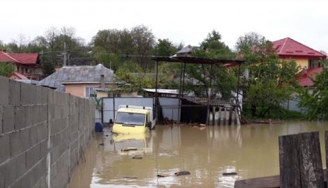 E potop în România! Copil de patru ani, luat de viitură, în Bistrița. Sute de gospodării din țară sunt acoperite de ape