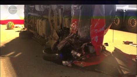 Accident înfiorător pe o autostradă din Germania! Un microbuz în care se aflau 10 români s-a răsturant pe o autostradă