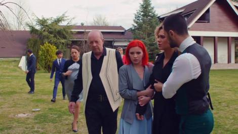 Sonia și Ana țipă disperate! O siluetă stranie a apărut în curtea lor