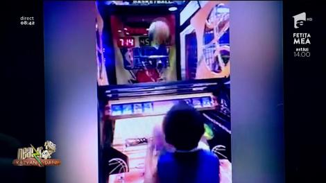 Smiley News. Copil campion la jocuri mecanice și câinele care trece doar la culoarea verde a semaforului