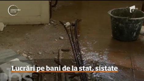 În Gorj, oamenii bolnavi sunt consultaţi într-o clădire fără acoperiş, cu apă infiltrată în pereţi