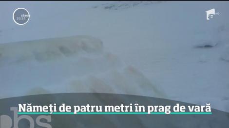 Nămeţi de peste patru metri au acoperit Transalpina, cu trei săptămâni înainte de vară