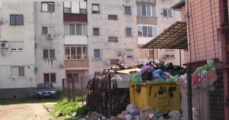 Oamenii din 24 de localitați din Arad trăiesc printre munţi de gunoaie. Mirosul este greu de suportat