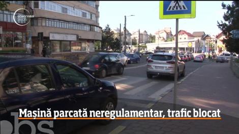 O mașină parcată neregulamentar a blocat un întreg bulevard, în Suceava