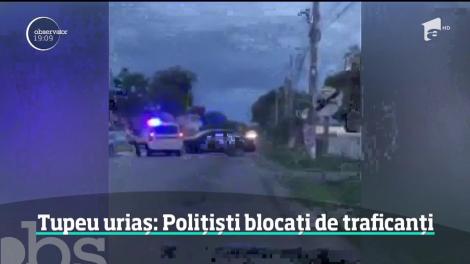 Tupeu uriaș: Polițiști blocați de traficanți în trafic
