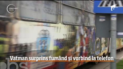 Imagini revoltătoare au fost suprinse într-un tramvai din Craiova! O vatmaniţă fuma şi vorbea la telefon în timp ce conducea mijlocul de transport