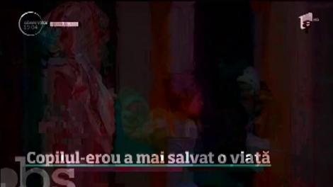Emi, băieţelul din Vaslui care a trecut prin foc pentru a-şi salva surorile, a salvat un copil de la înec