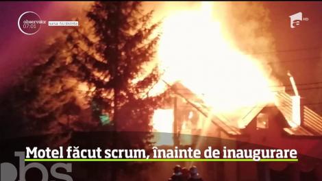Incendiu violent la un motel din localitatea Crainimăt, judeţul Bistriţa-Năsăud. Flăcări uriaşe au curpins acoperişul şi mansarda clădirii