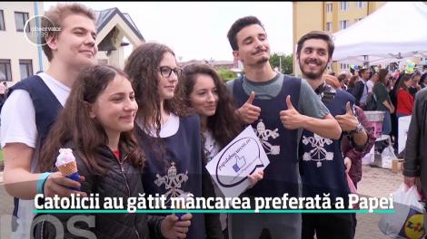Sute de oameni şi-au dat întâlnire la Festivalul Bucuriei, unde au gătit, au cântat şi au aflat mai multe informaţii despre Papa Francisc