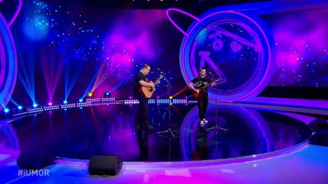 Trupa Mici cântă fals, dar frumos. Momentul lor a fost un roast în stil muzical