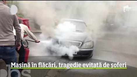 Misiune de salvare pentru mai mulţi şoferi din Suceava după ce o maşină a luat foc în mers