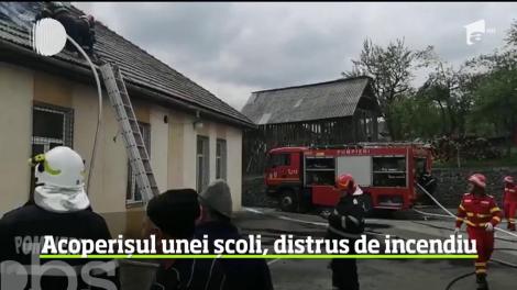Un incendiu de proporţii a izbucnit la o şcoală generală din localitatea Văleni, judeţul Maramureş