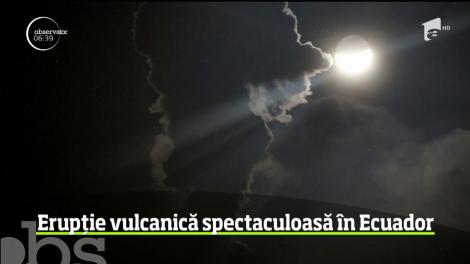 Erupţie vulcanică spectaculoasă filmată în Ecuador. Cel mai activ vulcan din statul sud-american, El Reventador, a luminat cerul în timpul nopţii