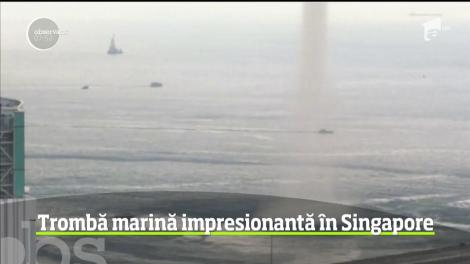 Imagini impresionante surprinse în Singapore. Timp de aproape 20 de minute, localnicii au privit cum un vârtej absoarbe cu putere apa din mare