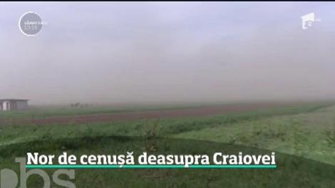 Nor de cenușă deasupra Craiova. Casele au fost înghiţite de valul toxic, iar oamenii au purtat măşti pentru a se proteja