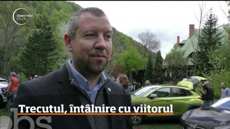 Ultimele generaţii de maşini electrice, expuse în curtea Castelului Bran