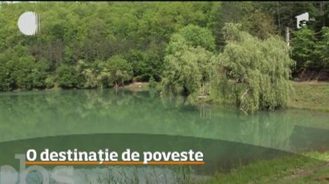 Destinație de poveste, în România! Lacul Vida, cu apa ca smaraldul, este faimos pentru „pâlnia” din mijlocul lui